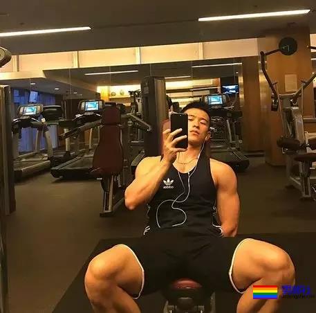 抓拍海边帅哥猛1枚！好惹眼~ - 51虹马