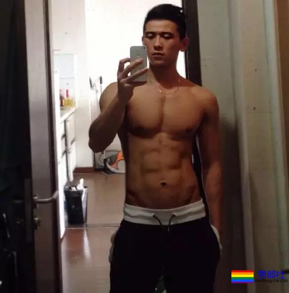 抓拍海边帅哥猛1枚！好惹眼~ - 51虹马