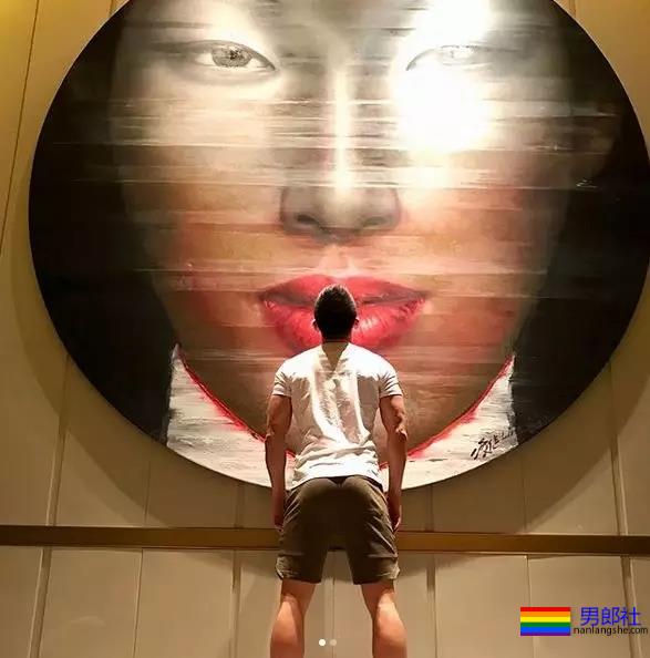 抓拍海边帅哥猛1枚！好惹眼~ - 51虹马