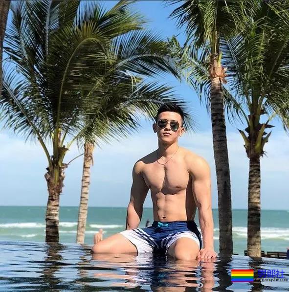 抓拍海边帅哥猛1枚！好惹眼~ - 51虹马