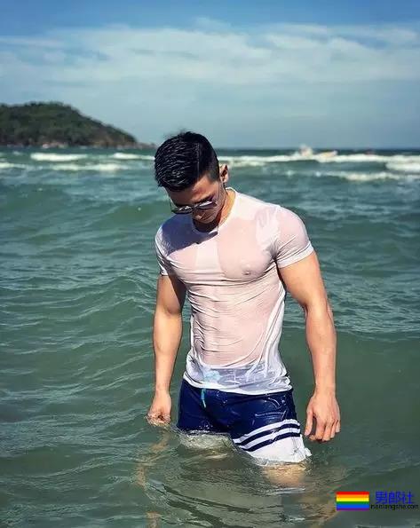 抓拍海边帅哥猛1枚！好惹眼~ - 51虹马