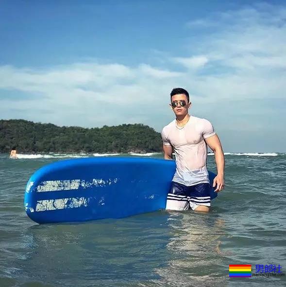 抓拍海边帅哥猛1枚！好惹眼~ - 51虹马