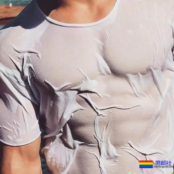 抓拍海边帅哥猛1枚！好惹眼~ - 51虹马