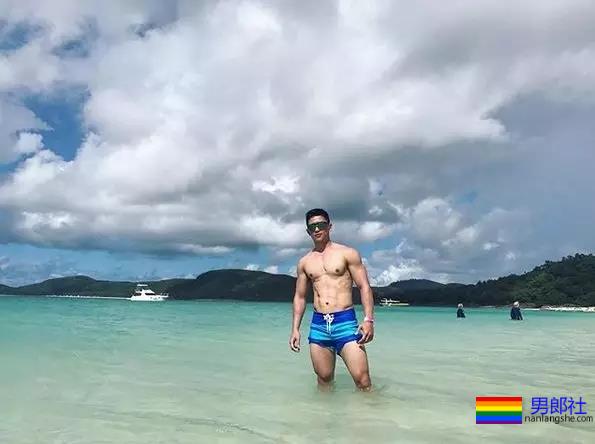 抓拍海边帅哥猛1枚！好惹眼~ - 51虹马