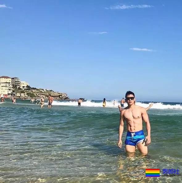 抓拍海边帅哥猛1枚！好惹眼~ - 51虹马