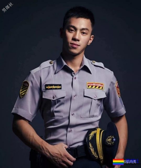 制服小哥哥脱掉这身衣服后在浴室浴巾都包不住这性感人鱼线和这大胸肌！-51虹马