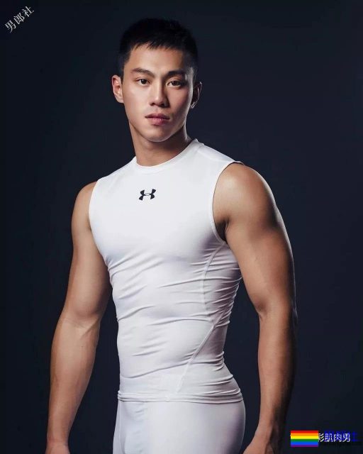 制服小哥哥脱掉这身衣服后在浴室浴巾都包不住这性感人鱼线和这大胸肌！ - 51虹马