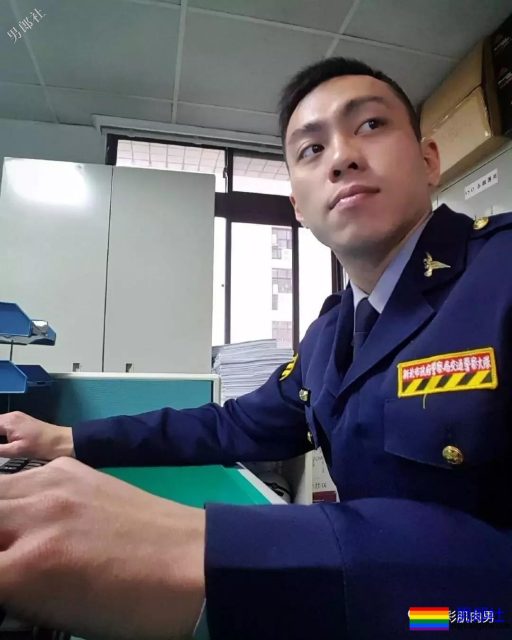 制服小哥哥脱掉这身衣服后在浴室浴巾都包不住这性感人鱼线和这大胸肌！ - 51虹马