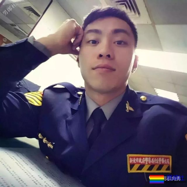 制服小哥哥脱掉这身衣服后在浴室浴巾都包不住这性感人鱼线和这大胸肌！ - 51虹马