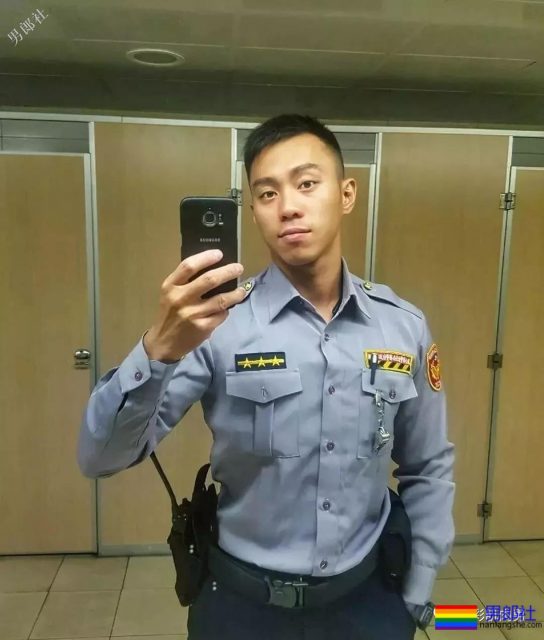 制服小哥哥脱掉这身衣服后在浴室浴巾都包不住这性感人鱼线和这大胸肌！ - 51虹马