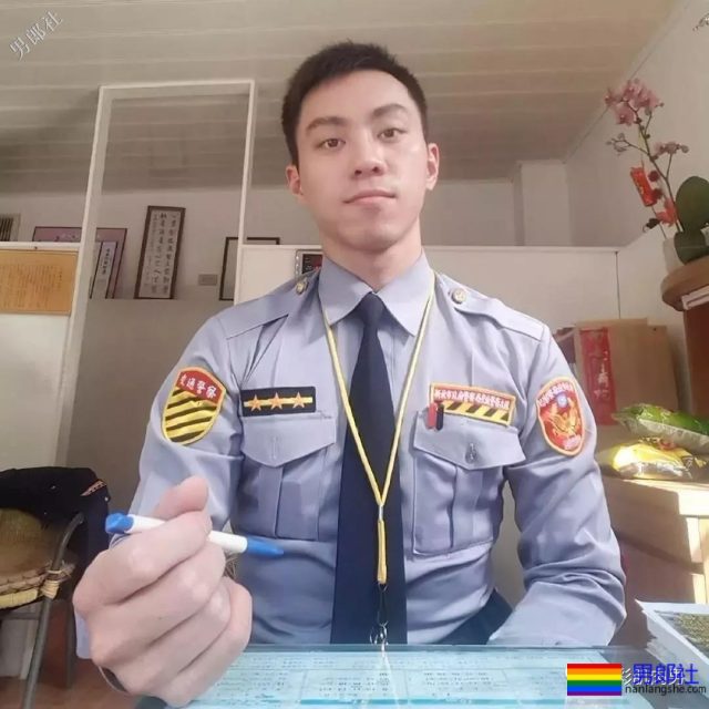 制服小哥哥脱掉这身衣服后在浴室浴巾都包不住这性感人鱼线和这大胸肌！ - 51虹马