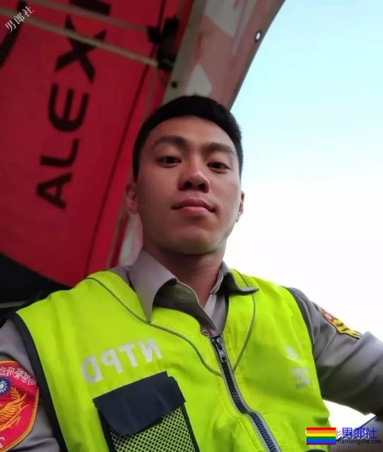 制服小哥哥脱掉这身衣服后在浴室浴巾都包不住这性感人鱼线和这大胸肌！ - 51虹马