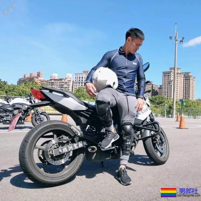 制服小哥哥脱掉这身衣服后在浴室浴巾都包不住这性感人鱼线和这大胸肌！ - 51虹马