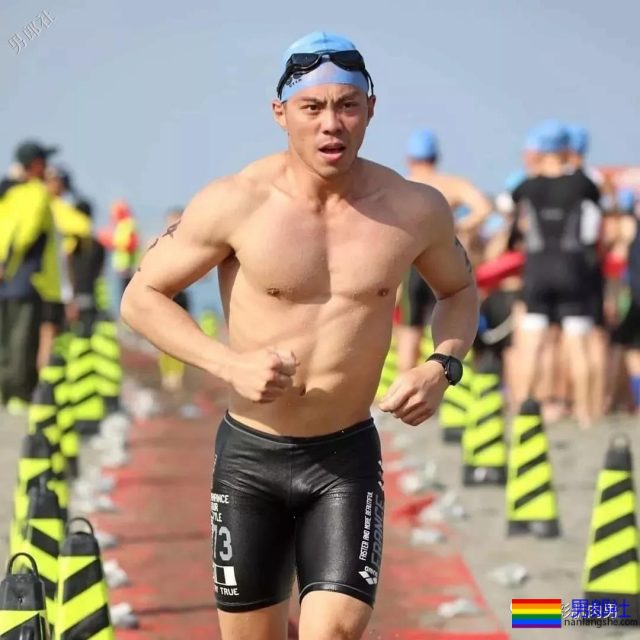 制服小哥哥脱掉这身衣服后在浴室浴巾都包不住这性感人鱼线和这大胸肌！ - 51虹马