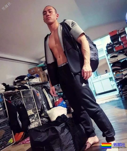 制服小哥哥脱掉这身衣服后在浴室浴巾都包不住这性感人鱼线和这大胸肌！ - 51虹马