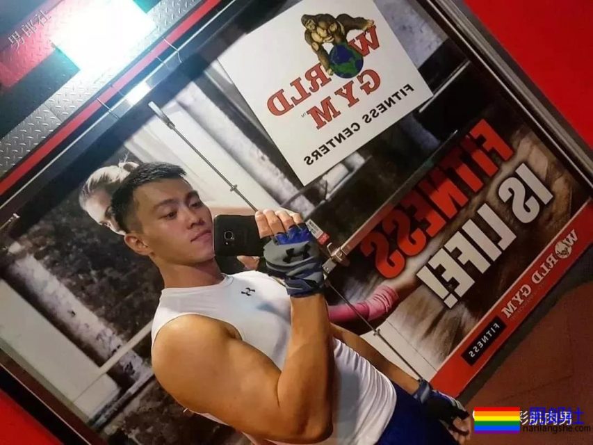 制服小哥哥脱掉这身衣服后在浴室浴巾都包不住这性感人鱼线和这大胸肌！ - 51虹马