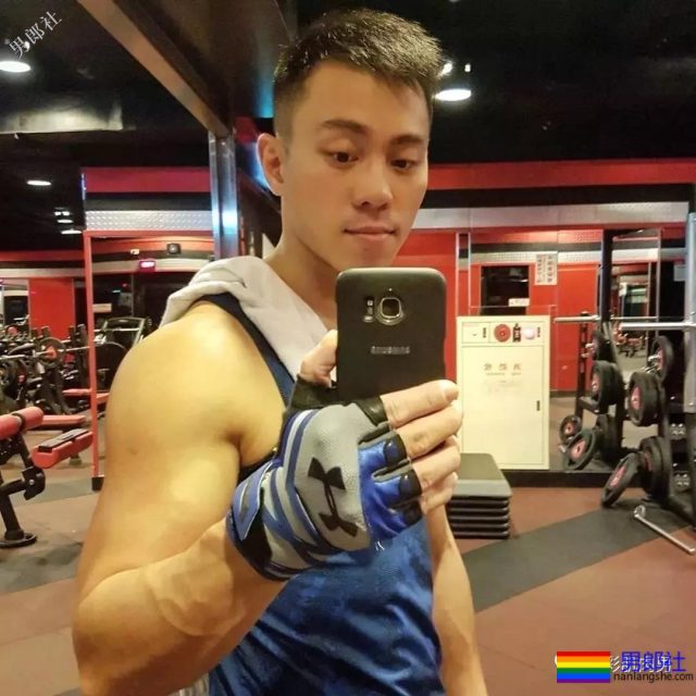 制服小哥哥脱掉这身衣服后在浴室浴巾都包不住这性感人鱼线和这大胸肌！ - 51虹马