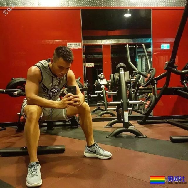 制服小哥哥脱掉这身衣服后在浴室浴巾都包不住这性感人鱼线和这大胸肌！ - 51虹马