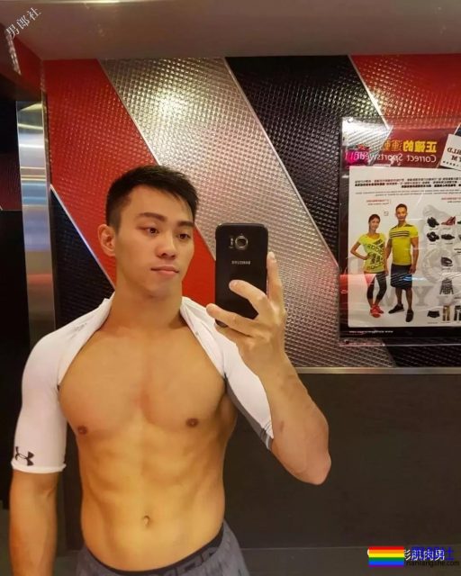 制服小哥哥脱掉这身衣服后在浴室浴巾都包不住这性感人鱼线和这大胸肌！ - 51虹马