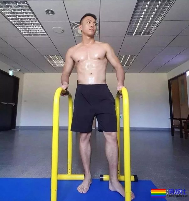 制服小哥哥脱掉这身衣服后在浴室浴巾都包不住这性感人鱼线和这大胸肌！ - 51虹马