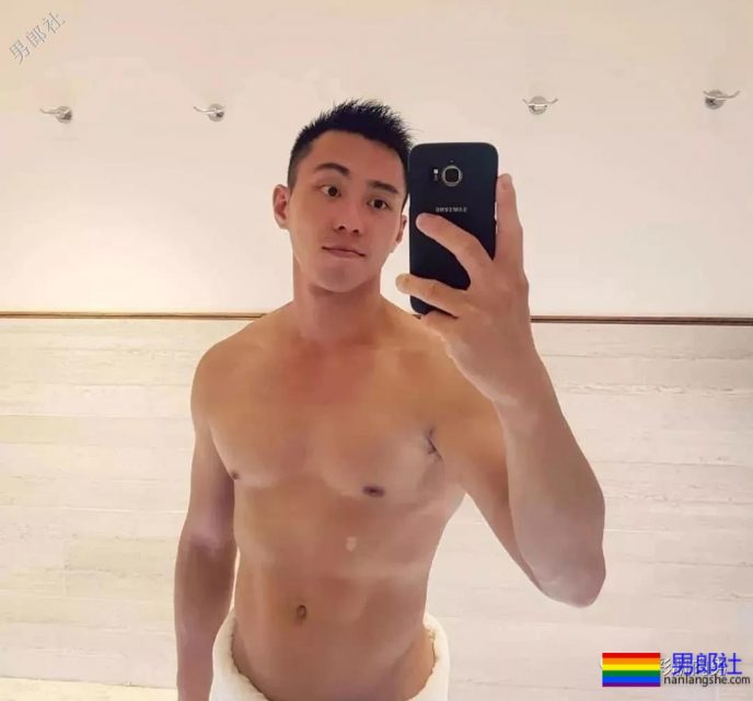 制服小哥哥脱掉这身衣服后在浴室浴巾都包不住这性感人鱼线和这大胸肌！ - 51虹马