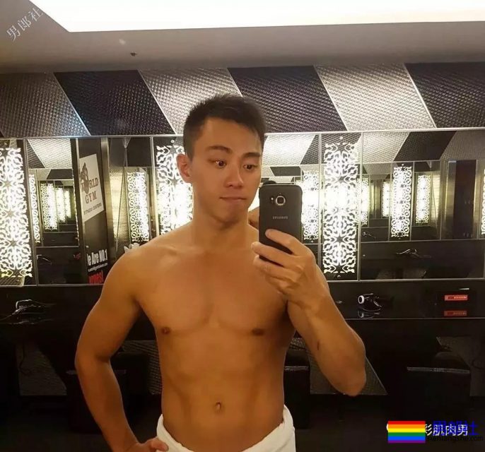 制服小哥哥脱掉这身衣服后在浴室浴巾都包不住这性感人鱼线和这大胸肌！ - 51虹马