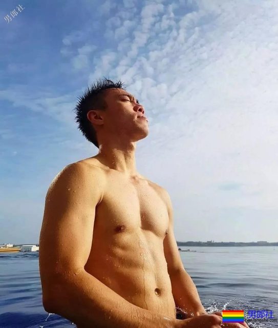 制服小哥哥脱掉这身衣服后在浴室浴巾都包不住这性感人鱼线和这大胸肌！ - 51虹马