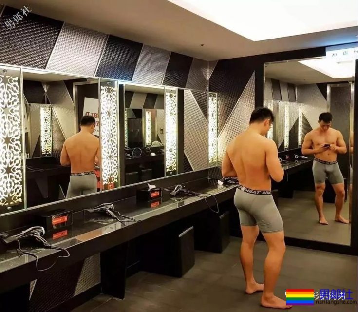 制服小哥哥脱掉这身衣服后在浴室浴巾都包不住这性感人鱼线和这大胸肌！ - 51虹马