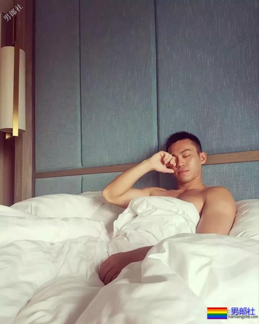 制服小哥哥脱掉这身衣服后在浴室浴巾都包不住这性感人鱼线和这大胸肌！ - 51虹马