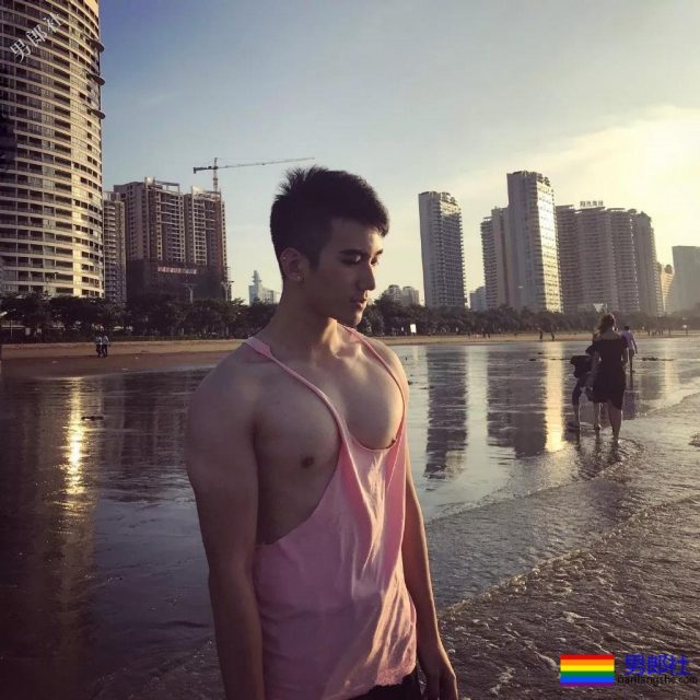 满大街的侧乳装肌肉帅哥，这些大胸肌承包了我一夏天的鼻血! - 51虹马