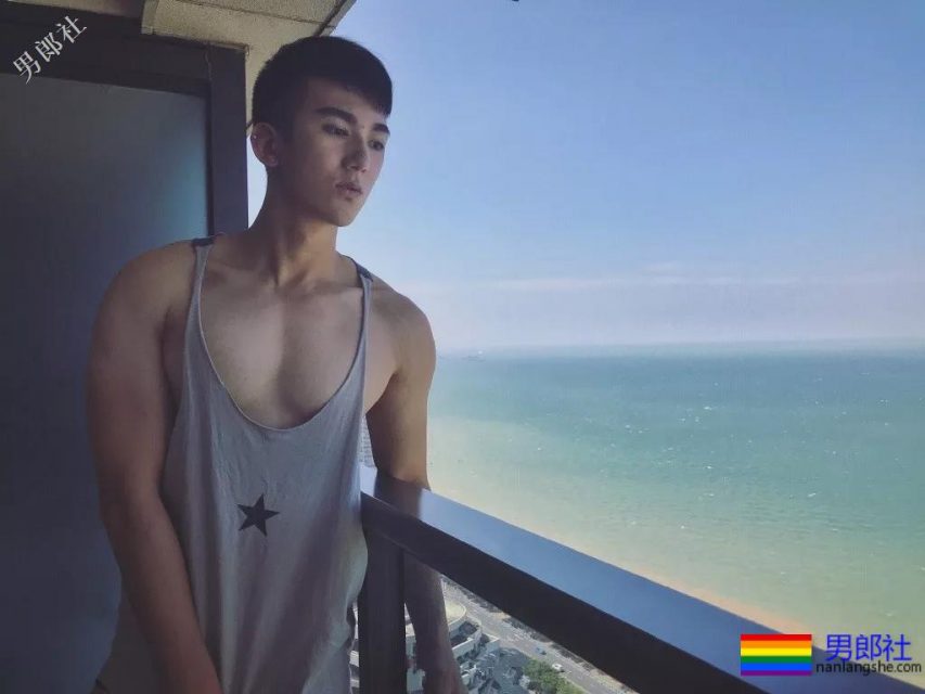 满大街的侧乳装肌肉帅哥，这些大胸肌承包了我一夏天的鼻血! - 51虹马