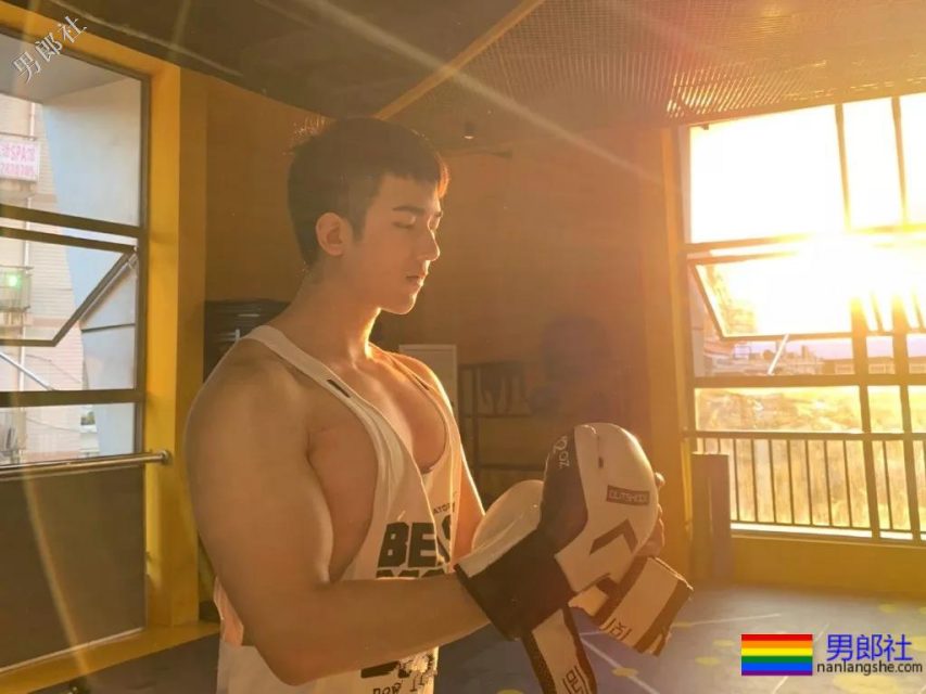 满大街的侧乳装肌肉帅哥，这些大胸肌承包了我一夏天的鼻血! - 51虹马