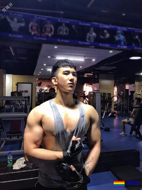 满大街的侧乳装肌肉帅哥，这些大胸肌承包了我一夏天的鼻血! - 51虹马