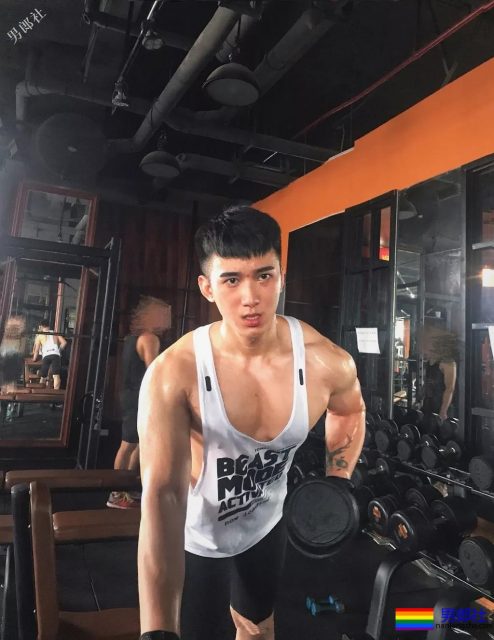 满大街的侧乳装肌肉帅哥，这些大胸肌承包了我一夏天的鼻血! - 51虹马