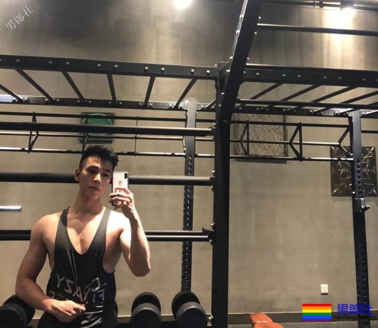 满大街的侧乳装肌肉帅哥，这些大胸肌承包了我一夏天的鼻血! - 51虹马