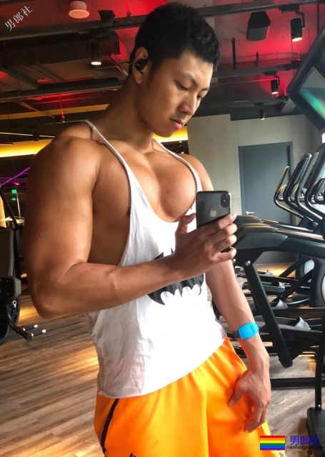 满大街的侧乳装肌肉帅哥，这些大胸肌承包了我一夏天的鼻血! - 51虹马