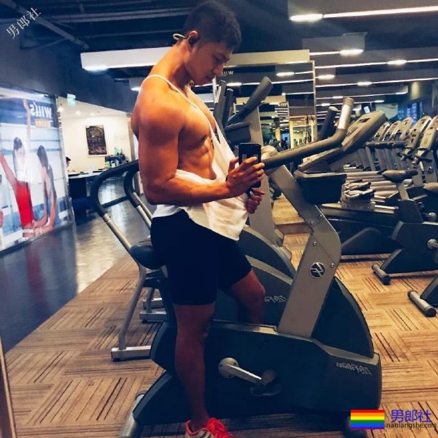 满大街的侧乳装肌肉帅哥，这些大胸肌承包了我一夏天的鼻血! - 51虹马