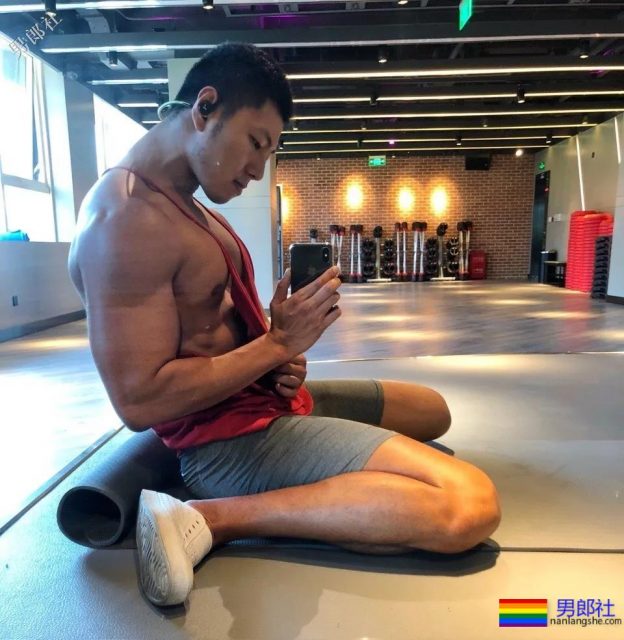 满大街的侧乳装肌肉帅哥，这些大胸肌承包了我一夏天的鼻血! - 51虹马