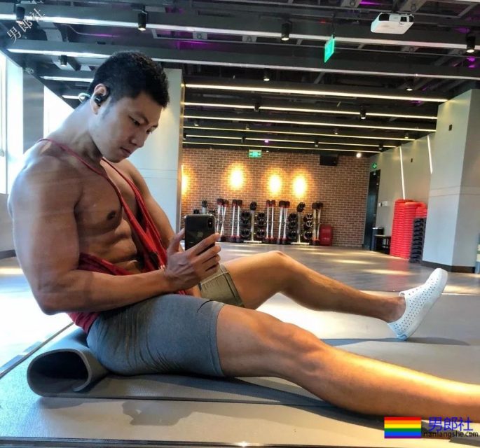 满大街的侧乳装肌肉帅哥，这些大胸肌承包了我一夏天的鼻血! - 51虹马