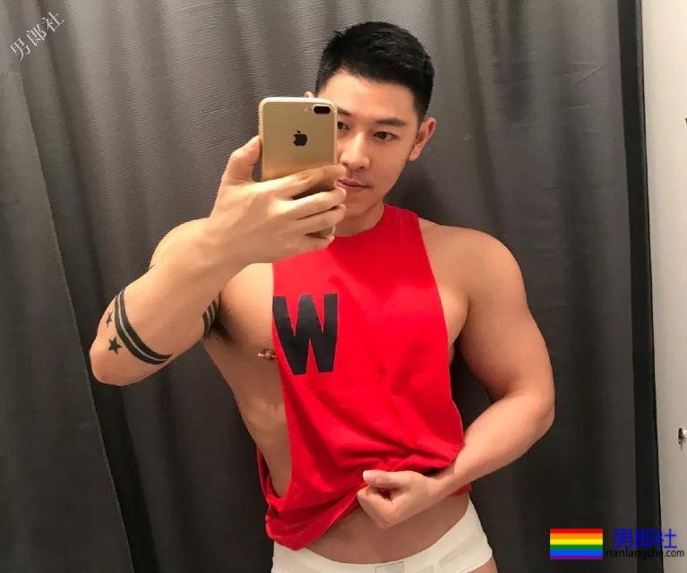 满大街的侧乳装肌肉帅哥，这些大胸肌承包了我一夏天的鼻血! - 51虹马