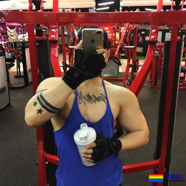 满大街的侧乳装肌肉帅哥，这些大胸肌承包了我一夏天的鼻血! - 51虹马