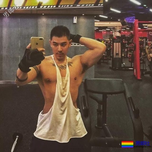 满大街的侧乳装肌肉帅哥，这些大胸肌承包了我一夏天的鼻血! - 51虹马