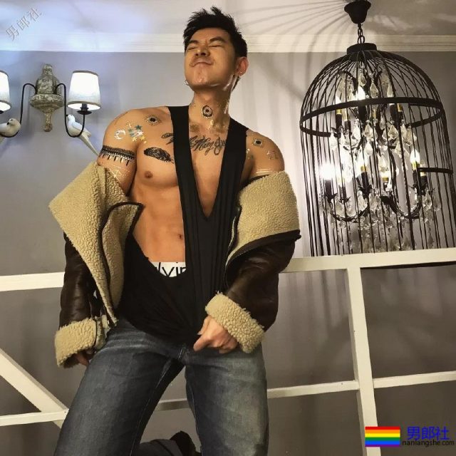 满大街的侧乳装肌肉帅哥，这些大胸肌承包了我一夏天的鼻血! - 51虹马