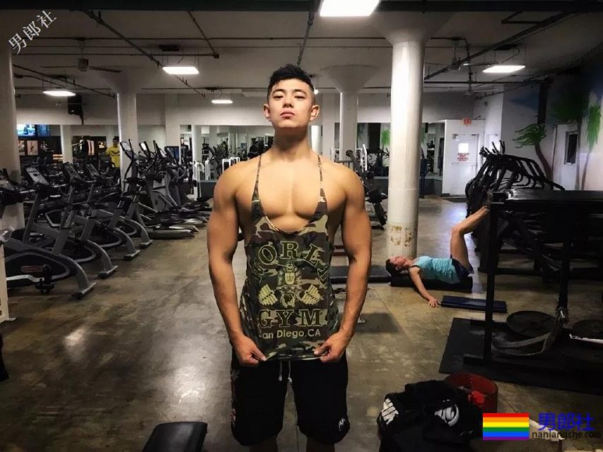 满大街的侧乳装肌肉帅哥，这些大胸肌承包了我一夏天的鼻血! - 51虹马