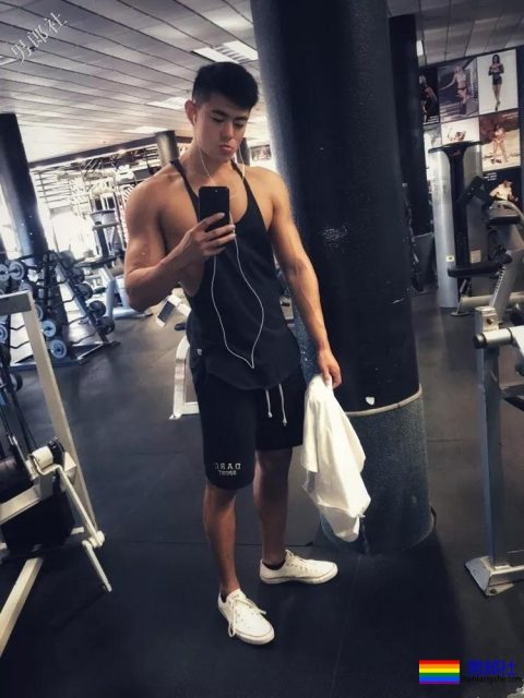 满大街的侧乳装肌肉帅哥，这些大胸肌承包了我一夏天的鼻血! - 51虹马