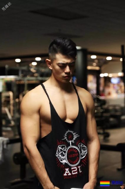 满大街的侧乳装肌肉帅哥，这些大胸肌承包了我一夏天的鼻血! - 51虹马