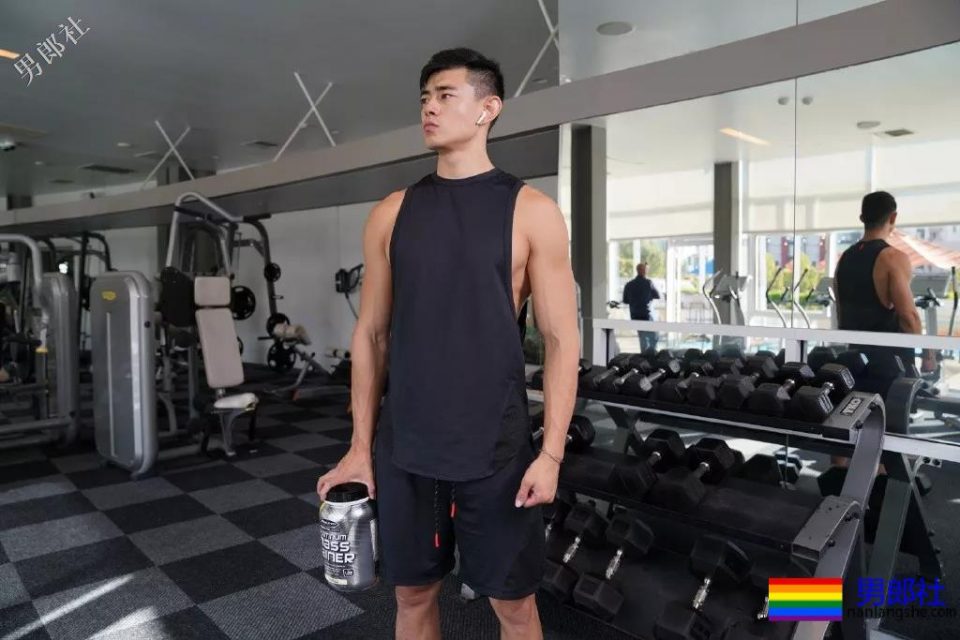 满大街的侧乳装肌肉帅哥，这些大胸肌承包了我一夏天的鼻血! - 51虹马