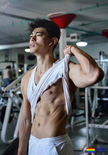 满大街的侧乳装肌肉帅哥，这些大胸肌承包了我一夏天的鼻血! - 51虹马