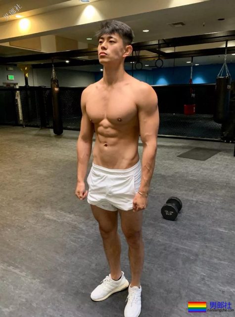 满大街的侧乳装肌肉帅哥，这些大胸肌承包了我一夏天的鼻血! - 51虹马