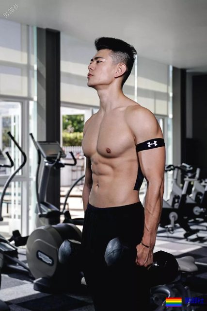 满大街的侧乳装肌肉帅哥，这些大胸肌承包了我一夏天的鼻血! - 51虹马